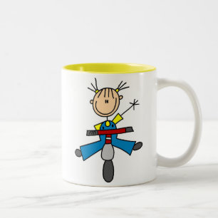 Taza Bicolor Chica de palitos conduciendo un Scooter