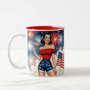 Taza Bicolor Chica Pin-Up Patriótica – Estilo Retro 4 de Julio