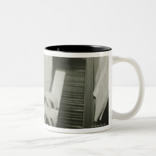 Taza Bicolor Chica que juega el piano