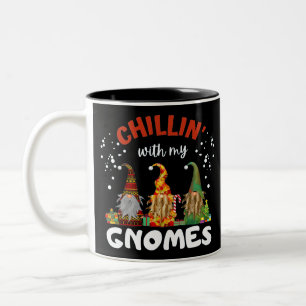 Taza Bicolor Chillin Con Mis Navidades Gnomes