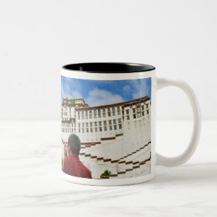 Taza Bicolor China, Tíbet, Lhasa, monje tibetano con Potala
