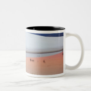 Taza Bicolor Cielo del crepúsculo reflejado en charco de agua d