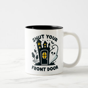 Taza Bicolor Cierra Tu Puerta Principal – Fantasma Divertido de