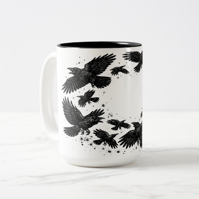 Taza Bicolor Círculo de Cuervos – Ilustración de Tinta Embrujad (Anverso izquierdo)