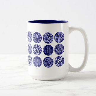 Taza Bicolor Círculos decorativos - Marina Profunda y Blanco