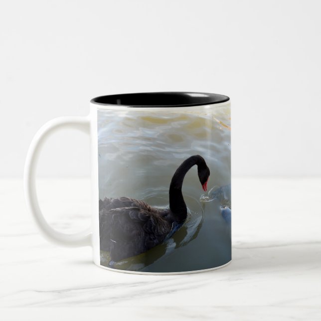Taza Bicolor Cisne Negro Atacado Por Pescado Gigante, (Izquierda)