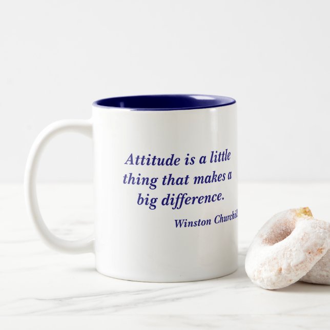 Taza Bicolor Cita de la actitud de Winston Churchill (Con donut)