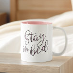Taza Bicolor Cita de tipografía de cuarzo Rosa de cama<br><div class="desc">Tome su café matutino en la cama con nuestra tipografía super tipográfica cita mug. Funciones de diseño "Stay in Bed" en tipografía de escritura manuscrita negra, rellenada con Rose Quartz rosa, un color del año 2016. ¡Se ve genial en la taza de dos tonos con un interior rosado!</div>