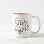 Taza Bicolor Cita de tipografía de cuarzo Rosa de cama<br><div class="desc">Tome su café matutino en la cama con nuestra tipografía super tipográfica cita mug. Funciones de diseño "Stay in Bed" en tipografía de escritura manuscrita negra,  rellenada con Rose Quartz rosa,  un color del año 2016. ¡Se ve genial en la taza de dos tonos con un interior rosado!</div>