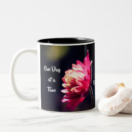 Taza Bicolor Cita De Un Día A La Vez Flor Personalizada