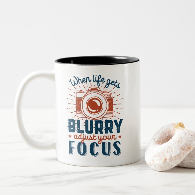 Taza Bicolor Cita fotográfica inspiradora ajusta tu enfoque (Con donut)