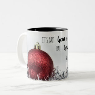 Taza Bicolor Cita inspiradora con bola de Navidad de purpurina 