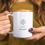 Taza Bicolor Cita navideña divertida se vuelve Minimalista<br><div class="desc">La divertida lectura de un tazón de Navidad se ACABA con una galleta de Navidades minimalistas arriba. El sencillo diseño de la tipografía hace de este un novio o marido elegante y bonito regalo o un peluquero de medias para Navidades Buenos días! Sip y ríe con nuestra taza de 'Hacerse...</div>