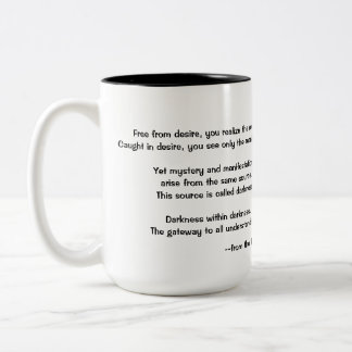 Taza Bicolor Cita sobre la oscuridad de Tao Teh Ching