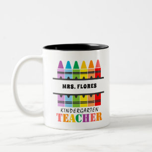 Taza Bicolor Clases coloridas de un profesor de guardería perso
