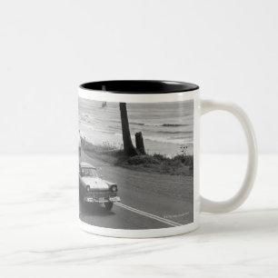 Taza Bicolor Coche que tira del remolque