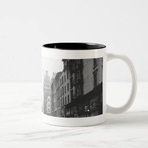 Taza Bicolor Coches que montan en la calle B&W de la ciudad