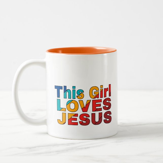Taza Bicolor Coffee Mug: Este Chica ama a Jesús (Izquierda)