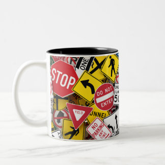 Taza Bicolor Collage del Rótulo de la carretera del instructor