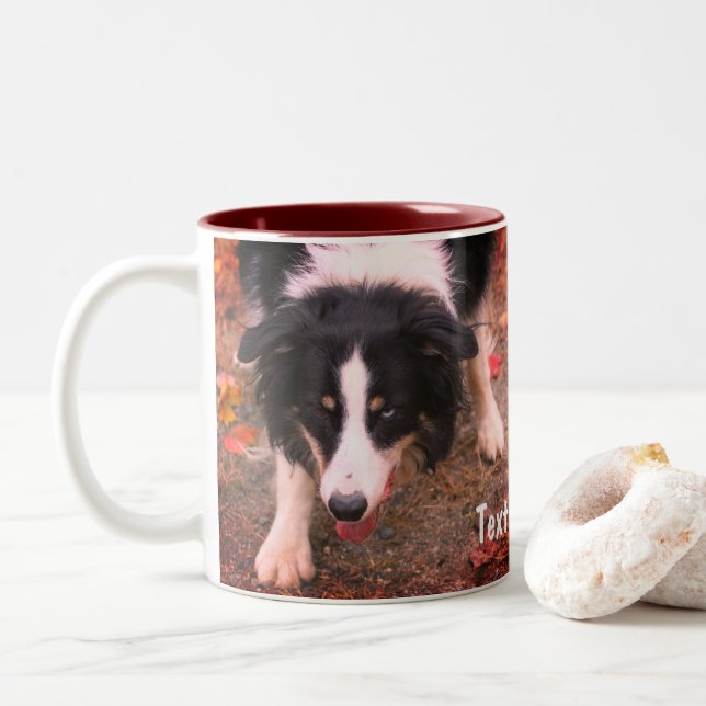 Taza Bicolor Collie Stare de borde personalizado (Con donut)