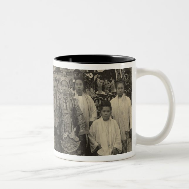 Taza Bicolor Compañía de teatro, Birmania, c.1910 (Derecha)