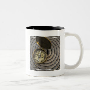 Taza Bicolor Compás antiguo en cubierta del velero