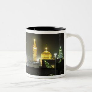 Taza Bicolor Complejo del santuario del Imam Reza por la noche,