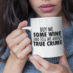 Taza Bicolor Cómprame Wine Funny Cuéntame Sobre El Verdadero Cr<br><div class="desc">Cómprame un poco de vino y cuéntame sobre el verdadero crimen. Una taza graciosa para alguien con sentido del humor al que le gusta escuchar podcasts sobre asesinos en serie o ver cada documental sobre asesinatos por ahí.</div>