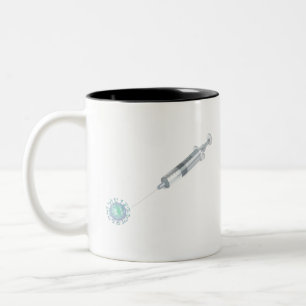 Taza Bicolor Concepto ilustracion con virus y jeringa