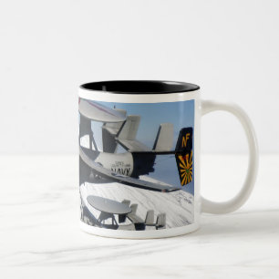 Taza Bicolor Conducta de dos E-2C Hawkeyes un flyby