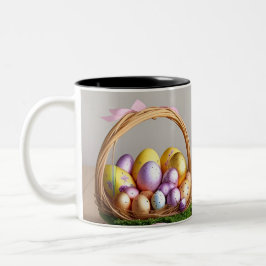 Taza Bicolor Conejo de Pascua sentado en una canasta