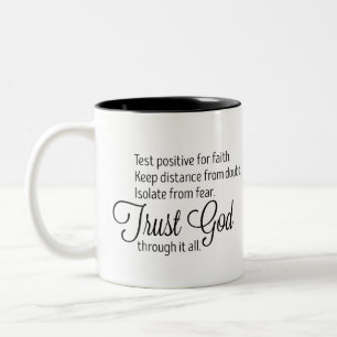 Taza Bicolor Confiar en la tipografía de escritura de Dios