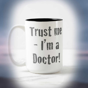 Taza Bicolor “Confíe en mí: soy médico”