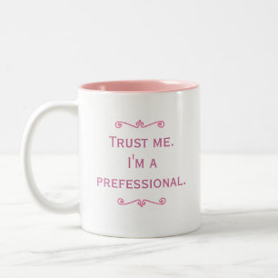 Taza Bicolor Confíeme en. Soy un Prefessional. (Rosa)