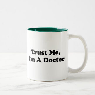 Taza Bicolor Confíeme en, yo son un médico