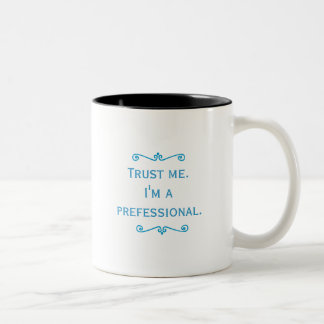 Taza Bicolor Confíeme en, yo son un Prefessional (azul)
