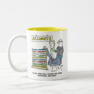 Taza Bicolor Contable usa un Abacus en el trabajo. Contador