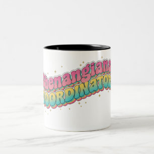 Taza Bicolor Coordinador de Travesuras Letra Hinchada Retro 70s