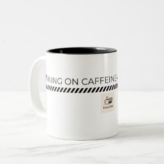 Taza Bicolor Corriendo en cafeína y en los plazos del café Mug