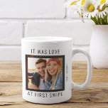 Taza Bicolor Corte Couple Photo Love en First Swipe<br><div class="desc">Haga de su ocasión especial una experiencia memorable con esta atractiva taza de café fotográfica personalizada "Love at First Swipe". Perfecto para parejas que se conectaron por primera vez en un sitio de citas en línea, esta taza muestra un diseño único que celebra la manera especial en que se conocieron....</div>