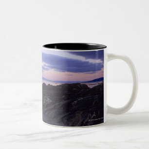 Taza Bicolor Costa rocosa en la puesta del sol en Kintyre,