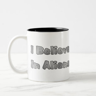 Taza Bicolor Creo En Los Extranjeros