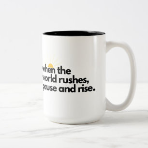 Taza Bicolor Cuando el mundo corre, se detienen y se alzan