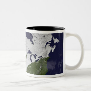 Taza Bicolor Cubierta de nieve del invierno en el hemisferio