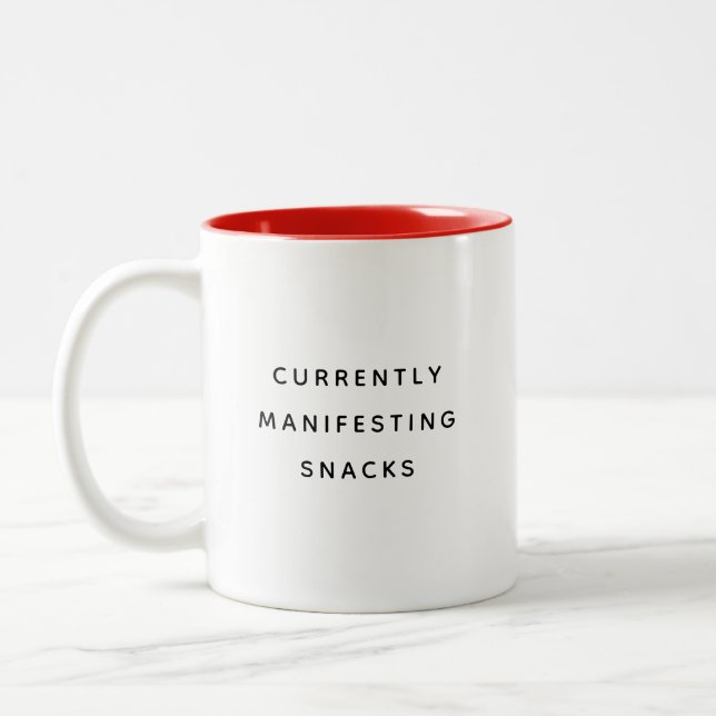 Taza Bicolor Currently Manifesting Snacks Happy Humorous Mug (Izquierda)
