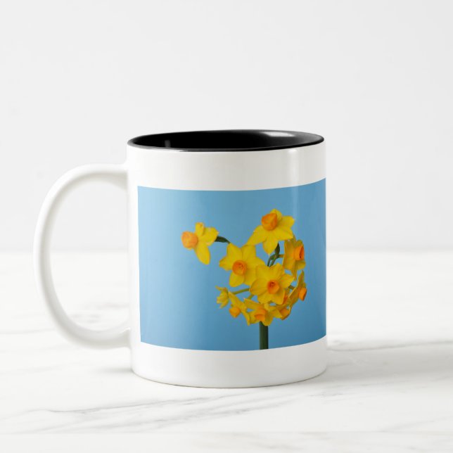 Taza Bicolor Daffodias amarillas y naranjas sobre fondo azul (Izquierda)