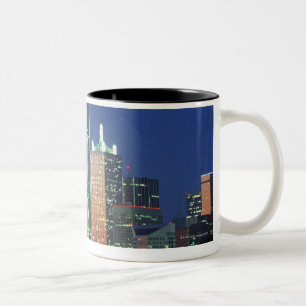 Taza Bicolor 'Dallas, horizonte de TX en la noche con la