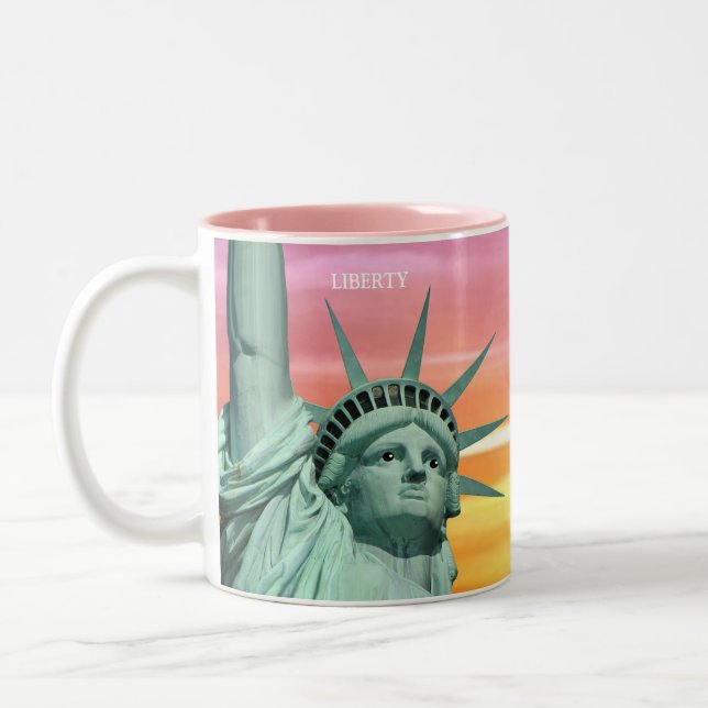 Taza Bicolor Dama Libertad en cielo rosa (Izquierda)