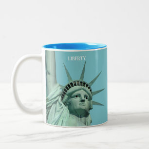 Taza Bicolor Dama Libertad sobre Azul Celeste