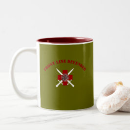 Taza Bicolor Defensor de primera línea con nombre personalizado